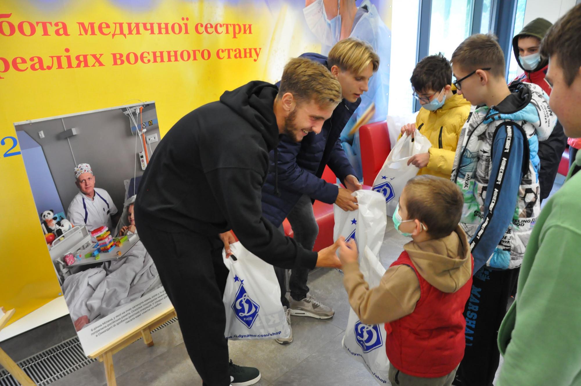 Гравці "Динамо" завітали до дітей у лікарню "Охматдит"